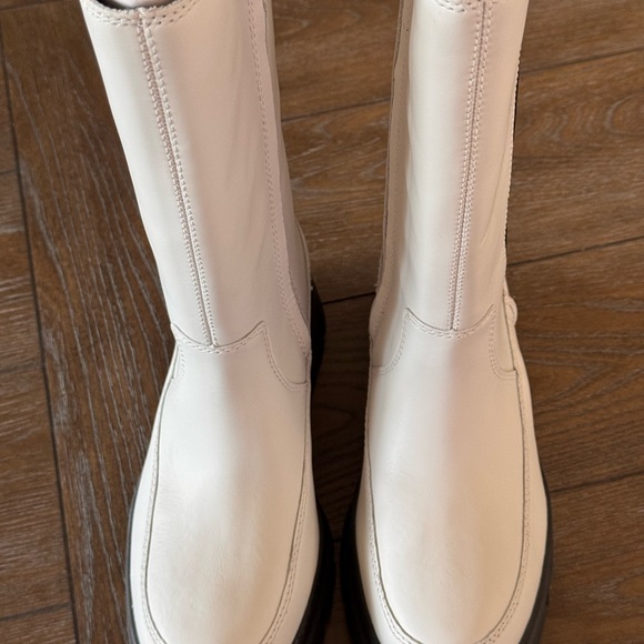 UGG Women's Cream and Black Winter Boots - Picture 2 of 14